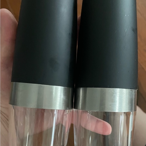 Gravity, electric salt and pepper shakers - Picture 3 of 6